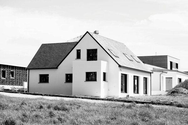 Elevate your contemporary uk home: craft a luxurious and stylish pool design